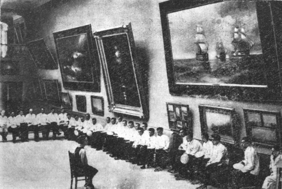 Экскурсанты-севастопольцы слушают С.А. Варламову Экскурсанты-севастопольцы слушают С.А. Варламову