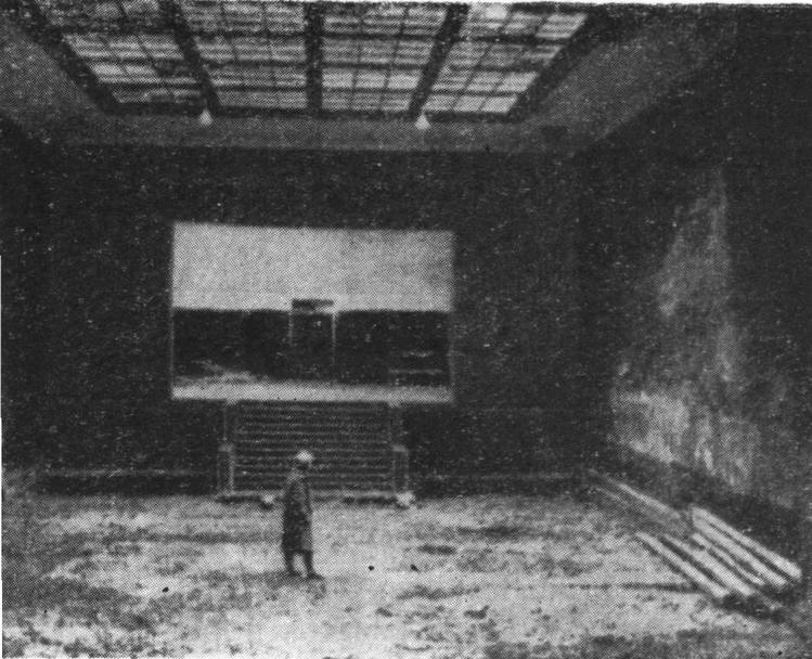 Главный зал после оккупации Феодосии гитлеровцами Главный зал после оккупации Феодосии гитлеровцами