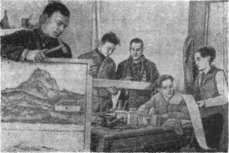 Монтаж картин учащимися изостудии Монтаж картин учащимися изостудии