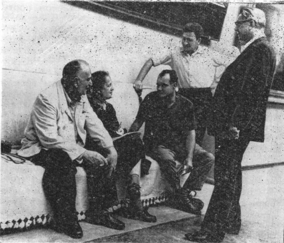 А.А. Александров (стоит справа) в галерее Айвазовского. 1967 г А.А. Александров (стоит справа) в галерее Айвазовского. 1967 г