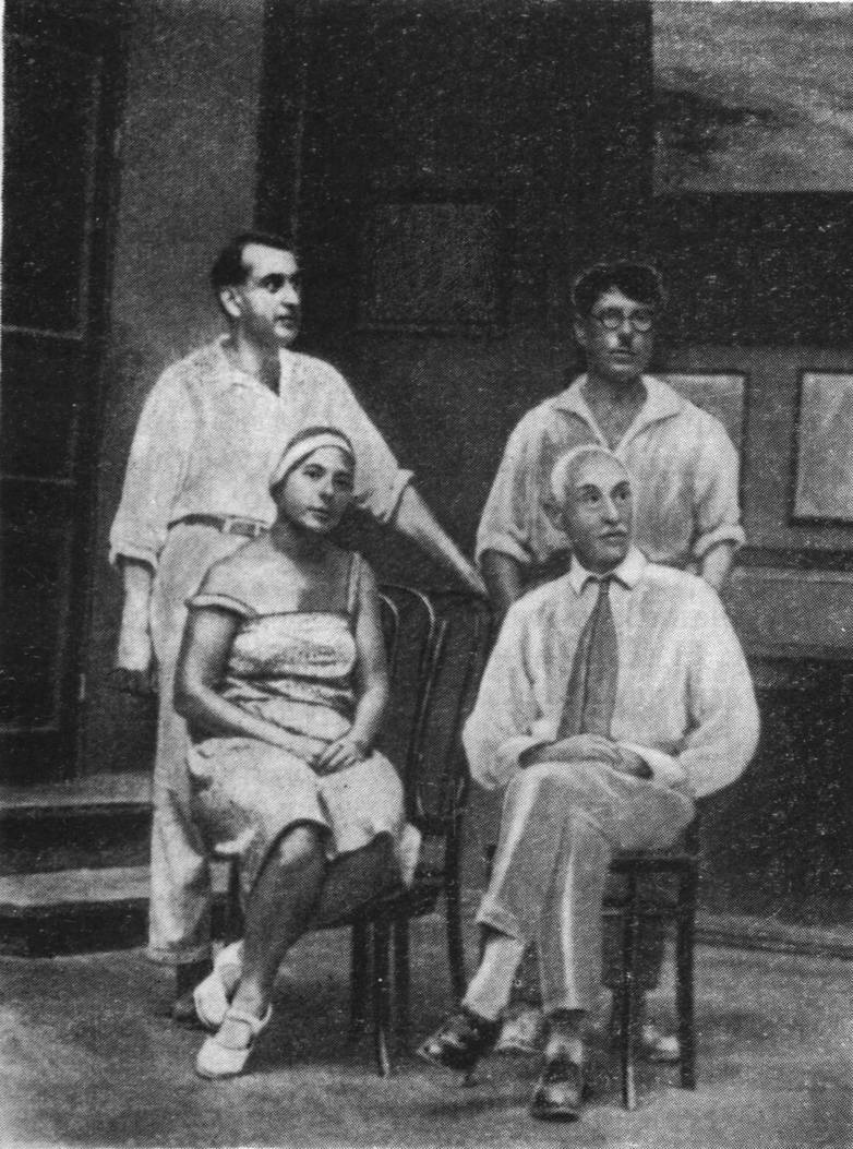 К Ф. Богаевский, С.А. Саркизова-Серазини, И.М. Саркизов-Серазини и Н.С. Барсамов в галерее Айвазовского К Ф. Богаевский, С.А. Саркизова-Серазини, И.М. Саркизов-Серазини и Н.С. Барсамов в галерее Айвазовского