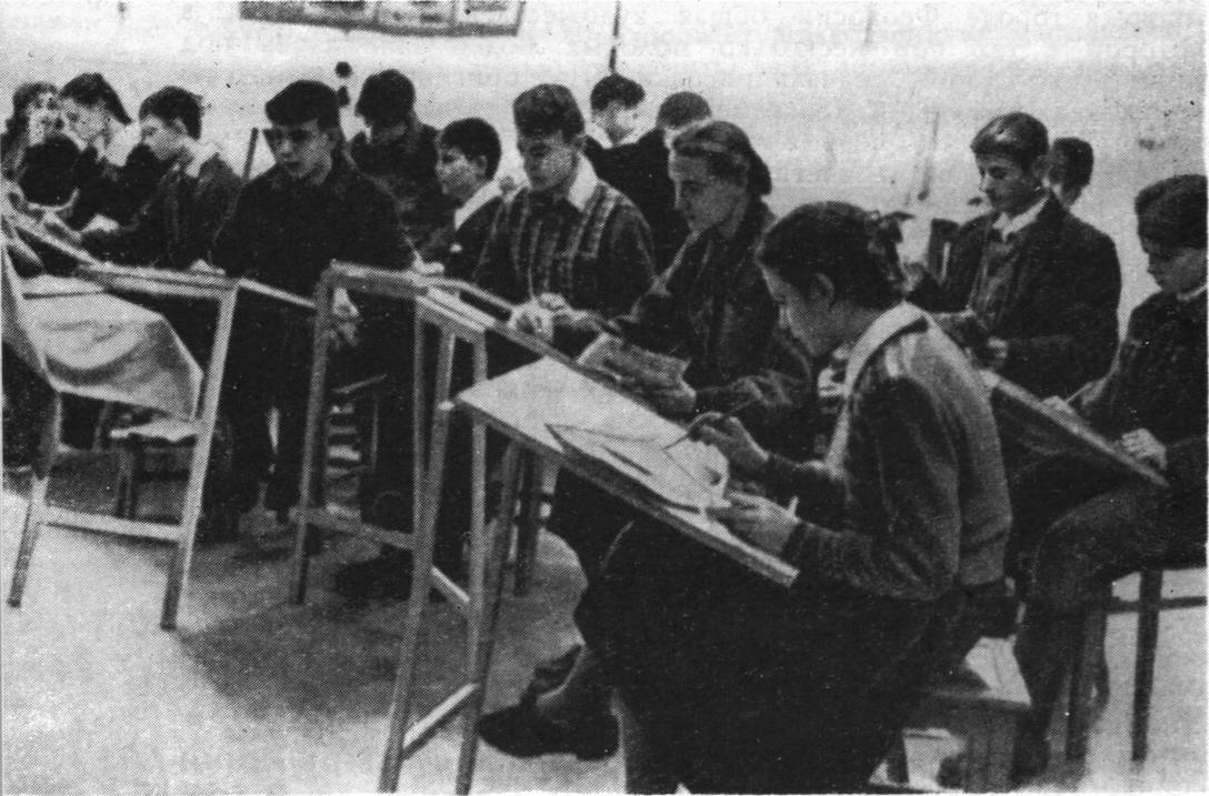 Занятия в детской изостудии Занятия в детской изостудии