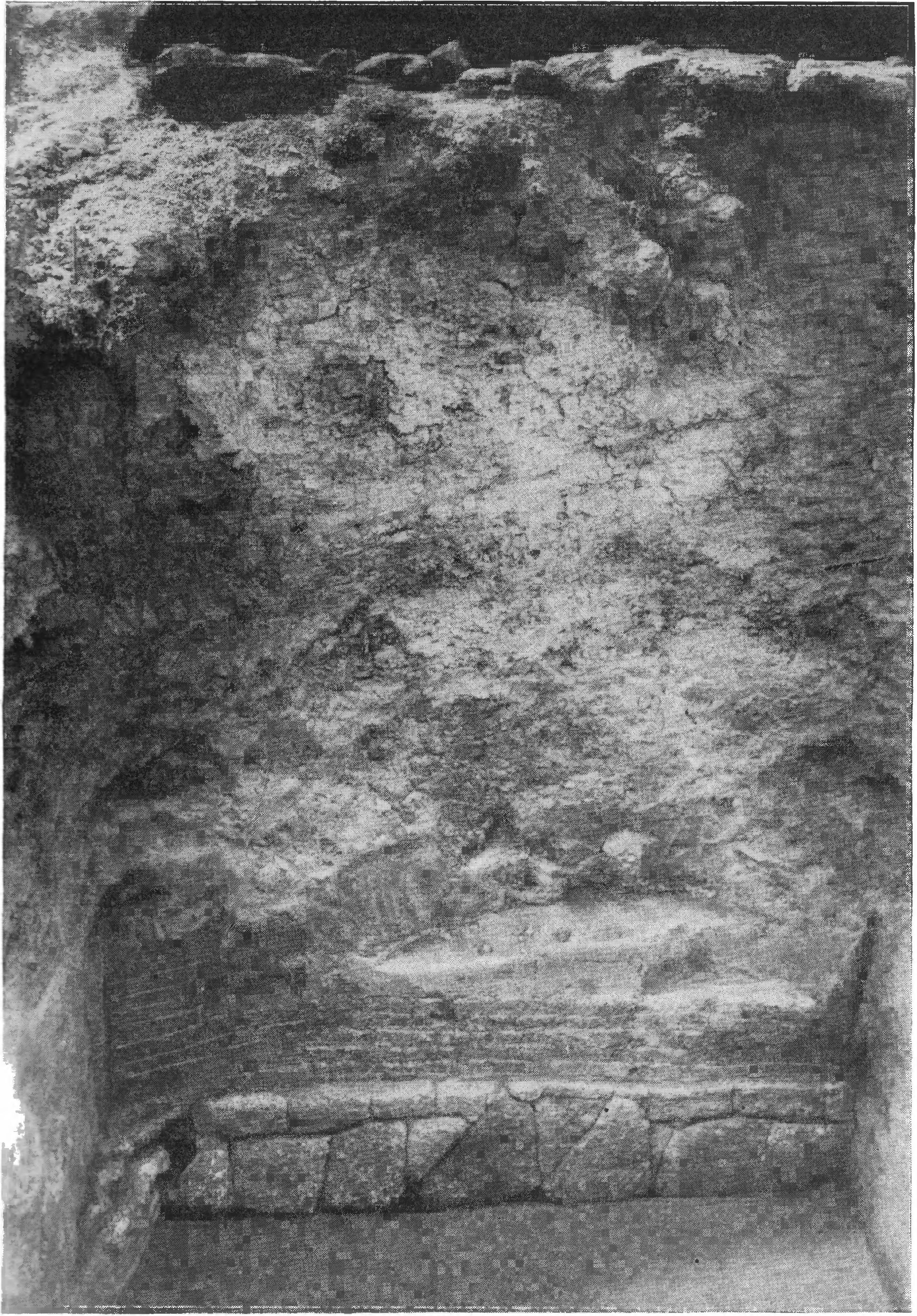 40. Сырцовая стена на каменном цоколе полигональной кладки в Ольвии (1926 г.) 40. Сырцовая стена на каменном цоколе полигональной кладки в Ольвии (1926 г.)