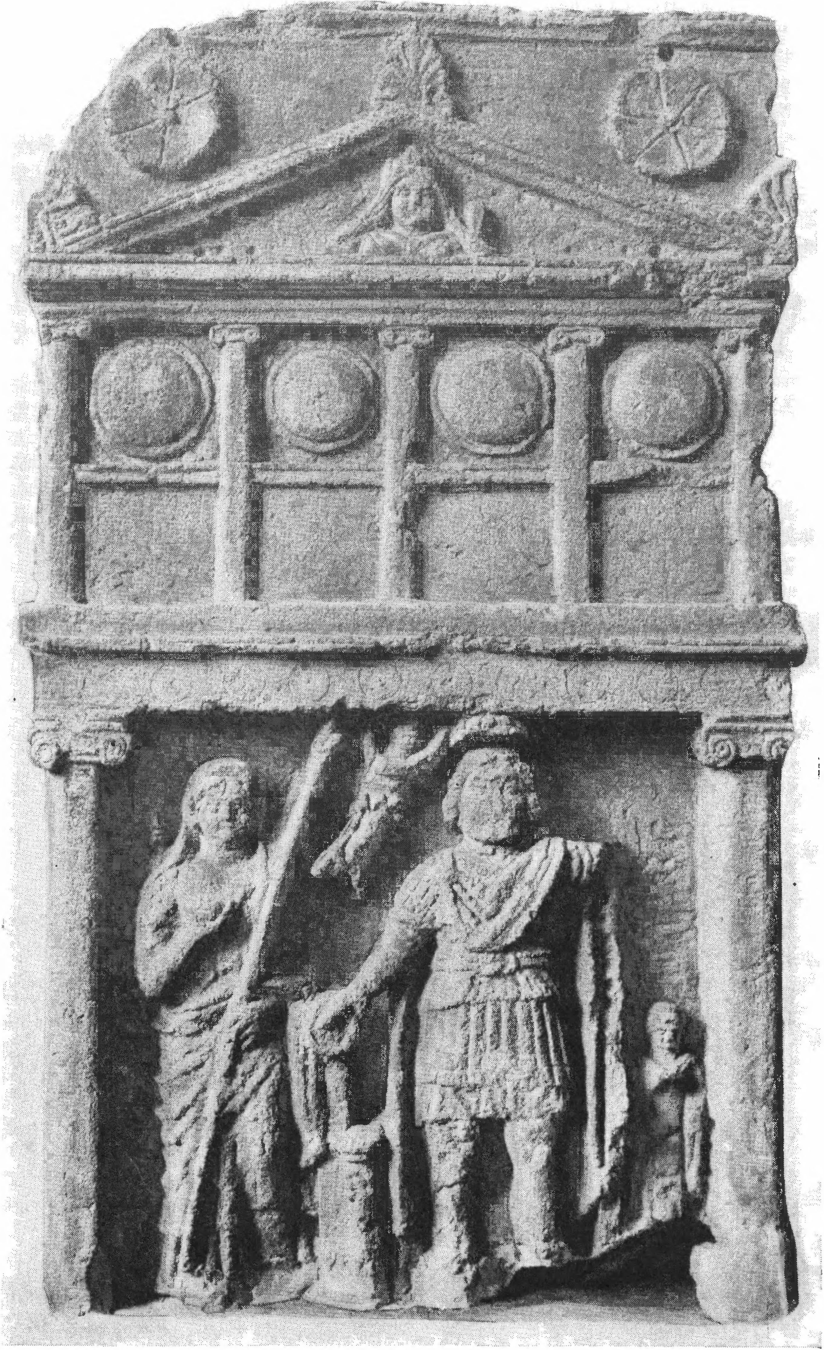 74. Надгробие с изображением пятиколонного здания II в. до н. э., найденное в Пантикапее в 1911 г. 74. Надгробие с изображением пятиколонного здания II в. до н. э., найденное в Пантикапее в 1911 г.