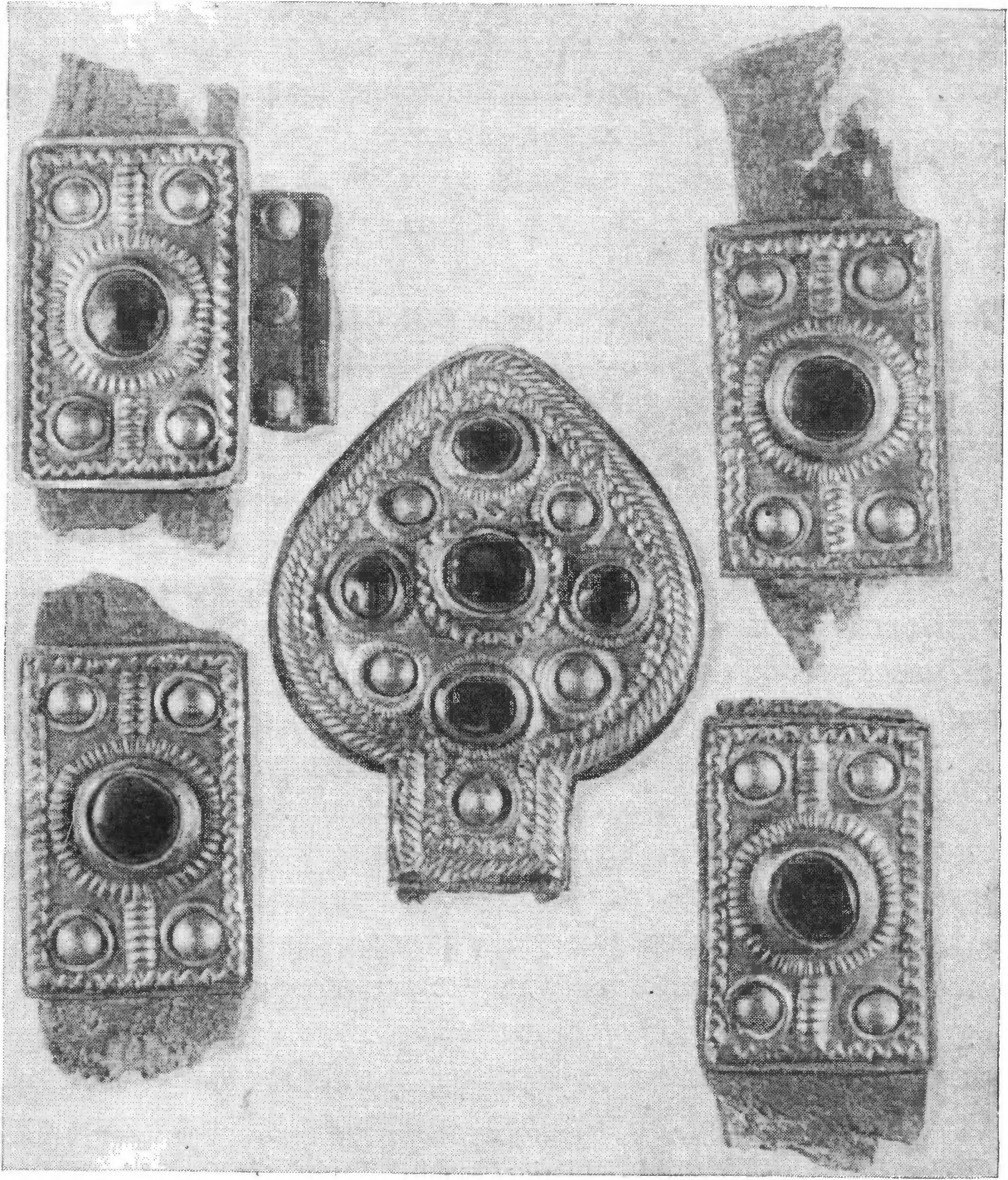 87. Уздечный набор полихромного стиля из Пантикапея (детали) 87. Уздечный набор полихромного стиля из Пантикапея (детали)