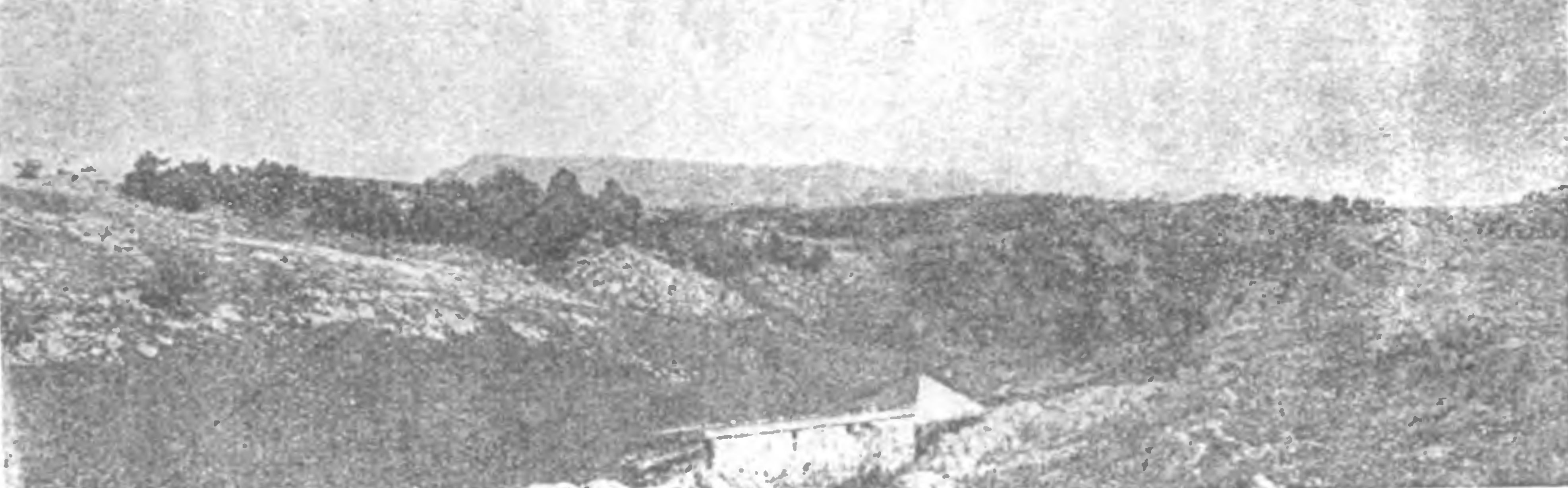 Вид на Джайлау с бывшим домиком горного клуба и Чатыр-Даг вдали. В глубине воронки направо пещера Бинбаш-хоба (фото автора) Вид на Джайлау с бывшим домиком горного клуба и Чатыр-Даг вдали. В глубине воронки направо пещера Бинбаш-хоба (фото автора)