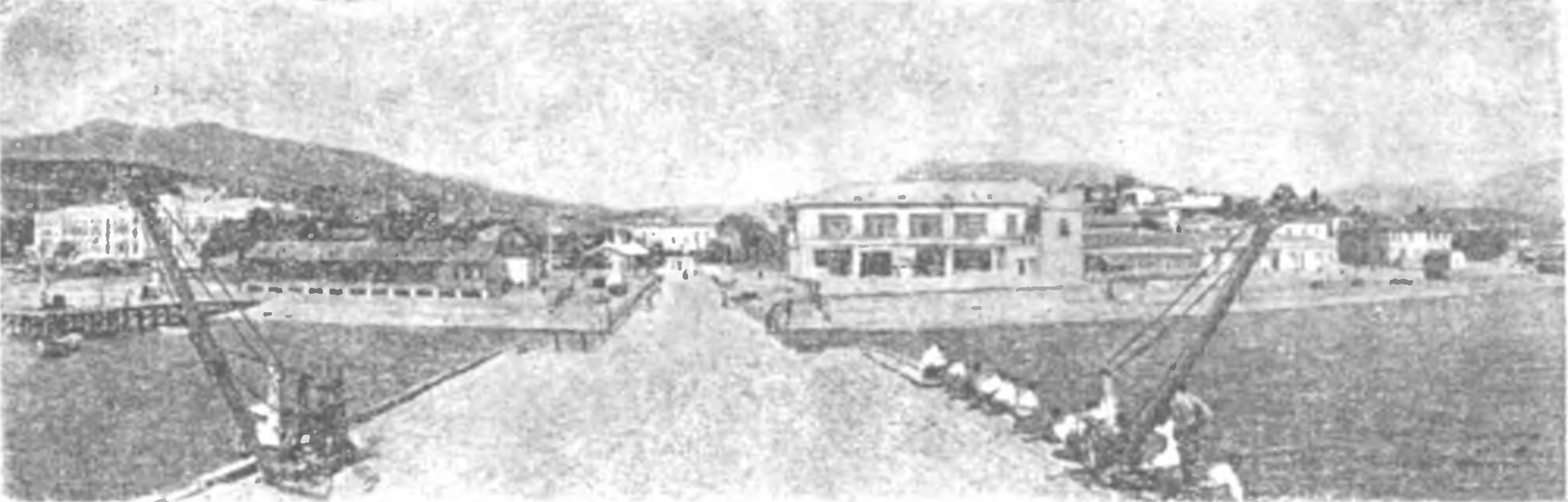 Вид на Алушту с пристани (фото автора) Вид на Алушту с пристани (фото автора)