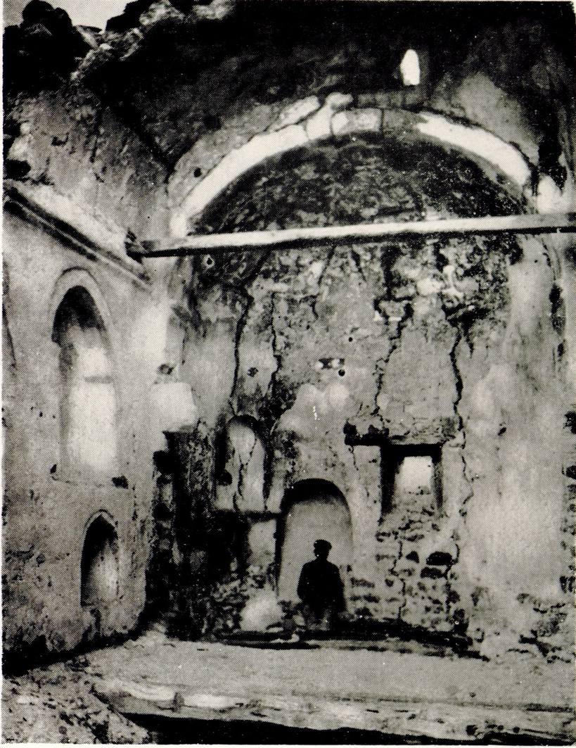 Внутренний вид полуразрушенного храма Фуны. Фото П.А. Двойченко. 1911 г Внутренний вид полуразрушенного храма Фуны. Фото П.А. Двойченко. 1911 г