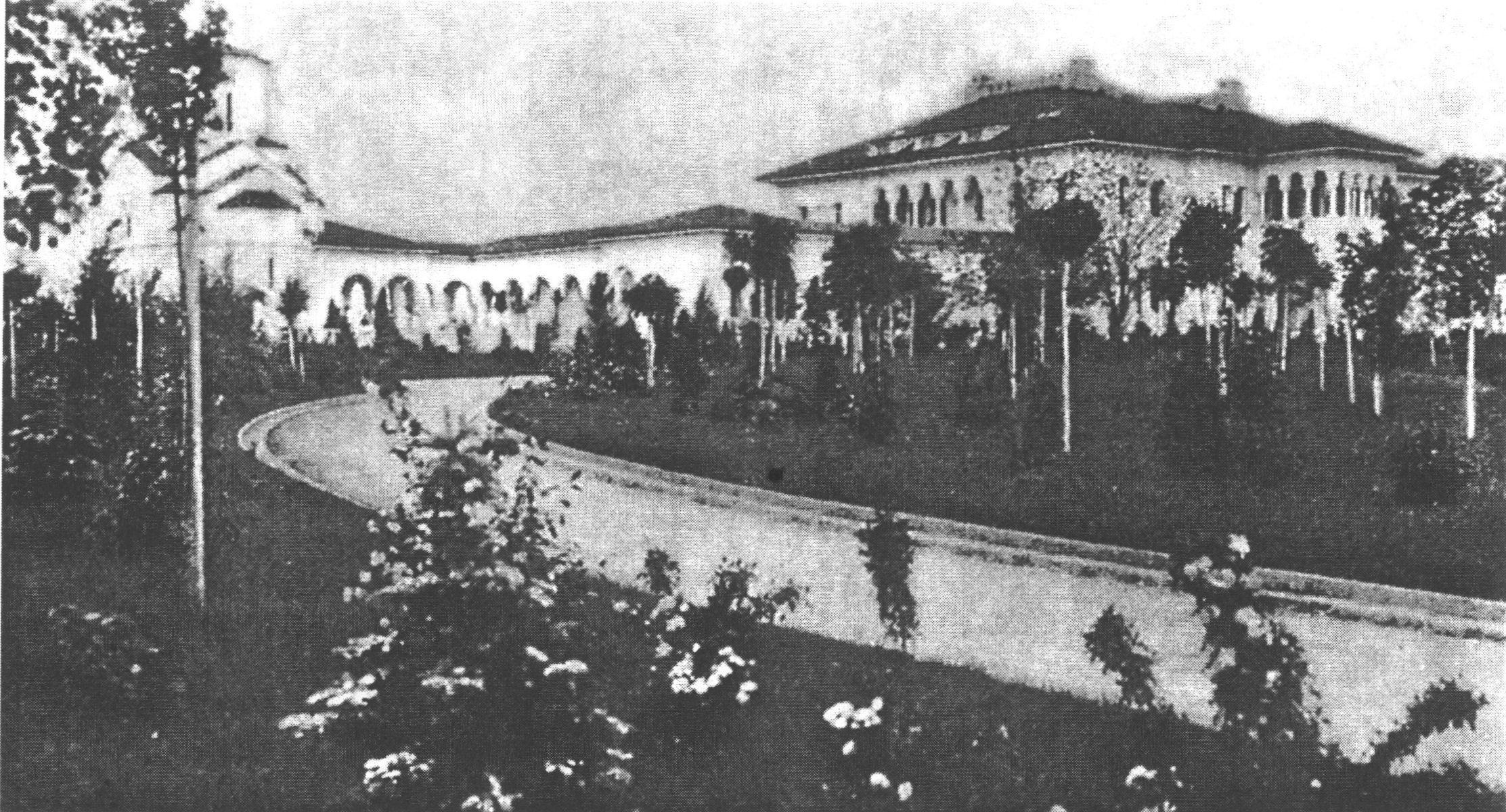 Старый королевский дворец на Дедине. Общий вид. Архитекторы Ж. Николин и В. Лукомский. Интерьеры — Н. Краснов. Слева — дворцовая церковь св. Андрея Первозванного. Фото М. Джуришича. The general view of the old Royal Palace in Dedinje. To the left — the Palace Church. Architects Zh. Nikolych and V. Lukomsky. Interiors by N. Krasnov. (Modern photo by M. Jurishich) Старый королевский дворец на Дедине. Общий вид. Архитекторы Ж. Николин и В. Лукомский. Интерьеры — Н. Краснов. Слева — дворцовая церковь св. Андрея Первозванного. Фото М. Джуришича. The general view of the old Royal Palace in Dedinje. To the left — the Palace Church. Architects Zh. Nikolych and V. Lukomsky. Interiors by N. Krasnov. (Modern photo by M. Jurishich)