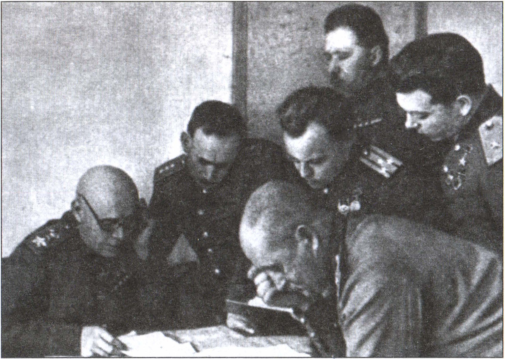 Обсуждение плана высадки в районе Эльтигена, октябрь 1943 года. Крайний слева — представитель Ставки маршал С.К. Тимошенко, второй слева — командующий 18-й армией генерал-полковник К.Н. Леселидзе, на переднем плане справа — командующий фронтом генерал армии И.Е. Петров Обсуждение плана высадки в районе Эльтигена, октябрь 1943 года. Крайний слева — представитель Ставки маршал С.К. Тимошенко, второй слева — командующий 18-й армией генерал-полковник К.Н. Леселидзе, на переднем плане справа — командующий фронтом генерал армии И.Е. Петров