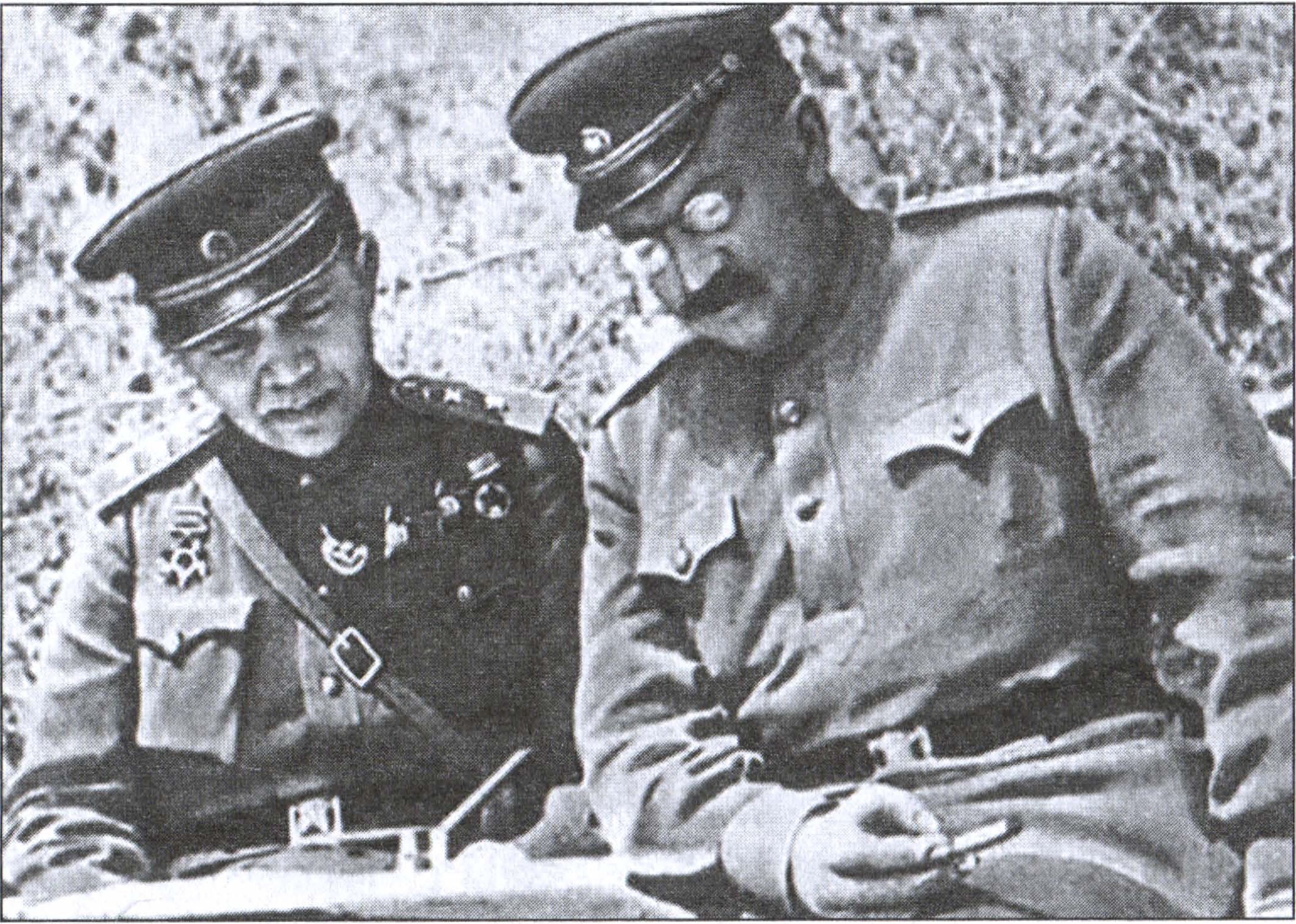 И.Е. Петров и командующий артиллерией фронта генерал-лейтенант А.К. Сивков, бывший начальник Артиллерийской академии и автор научных трудов по применению артиллерии. Сивков погиб в ночь на 3 ноября 1943 года при артобстреле И.Е. Петров и командующий артиллерией фронта генерал-лейтенант А.К. Сивков, бывший начальник Артиллерийской академии и автор научных трудов по применению артиллерии. Сивков погиб в ночь на 3 ноября 1943 года при артобстреле