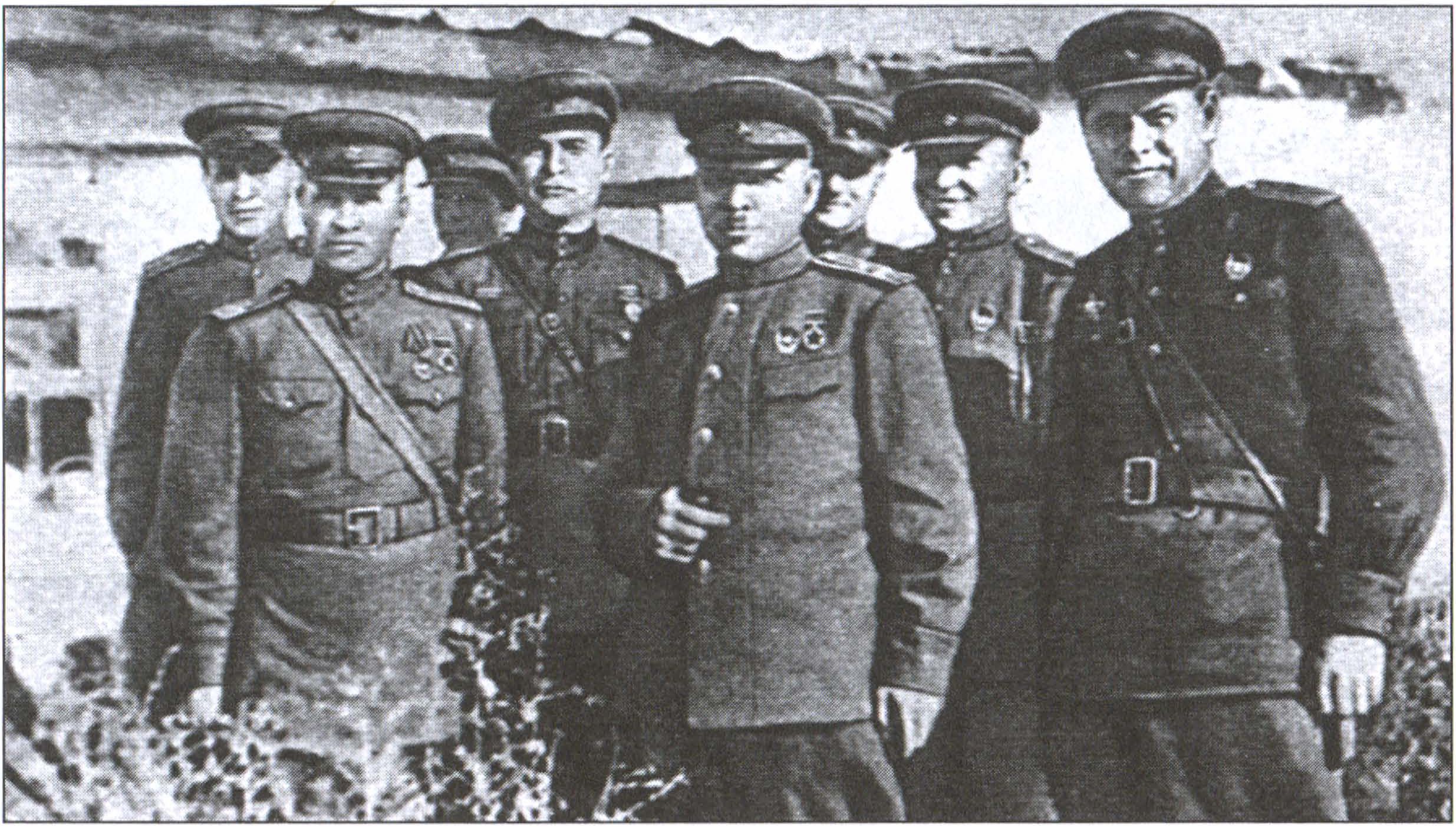 Командование 318-й стрелковой дивизии перед высадкой. В первом ряду (слева направо) начальник штаба полковник П.Ф.Бушин, полковник комдив В.Ф. Гладков, замполит подполковник Г.И. Павлов Командование 318-й стрелковой дивизии перед высадкой. В первом ряду (слева направо) начальник штаба полковник П.Ф.Бушин, полковник комдив В.Ф. Гладков, замполит подполковник Г.И. Павлов
