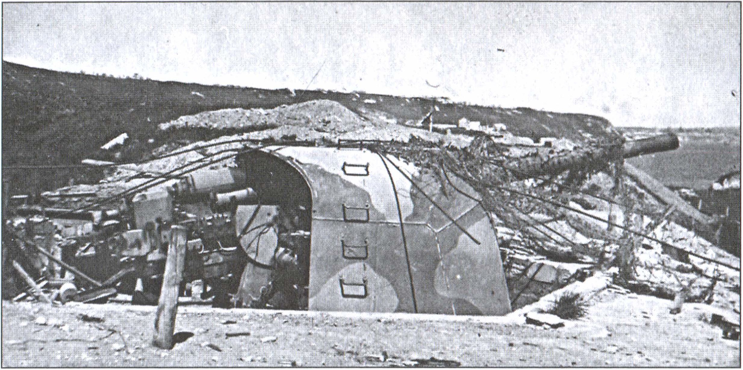 1-е орудие немецкой береговой батареи 3./613 в районе Павловского мыса (трофейная советская 130-мм пушка, наш снимок 1944 года) 1-е орудие немецкой береговой батареи 3./613 в районе Павловского мыса (трофейная советская 130-мм пушка, наш снимок 1944 года)