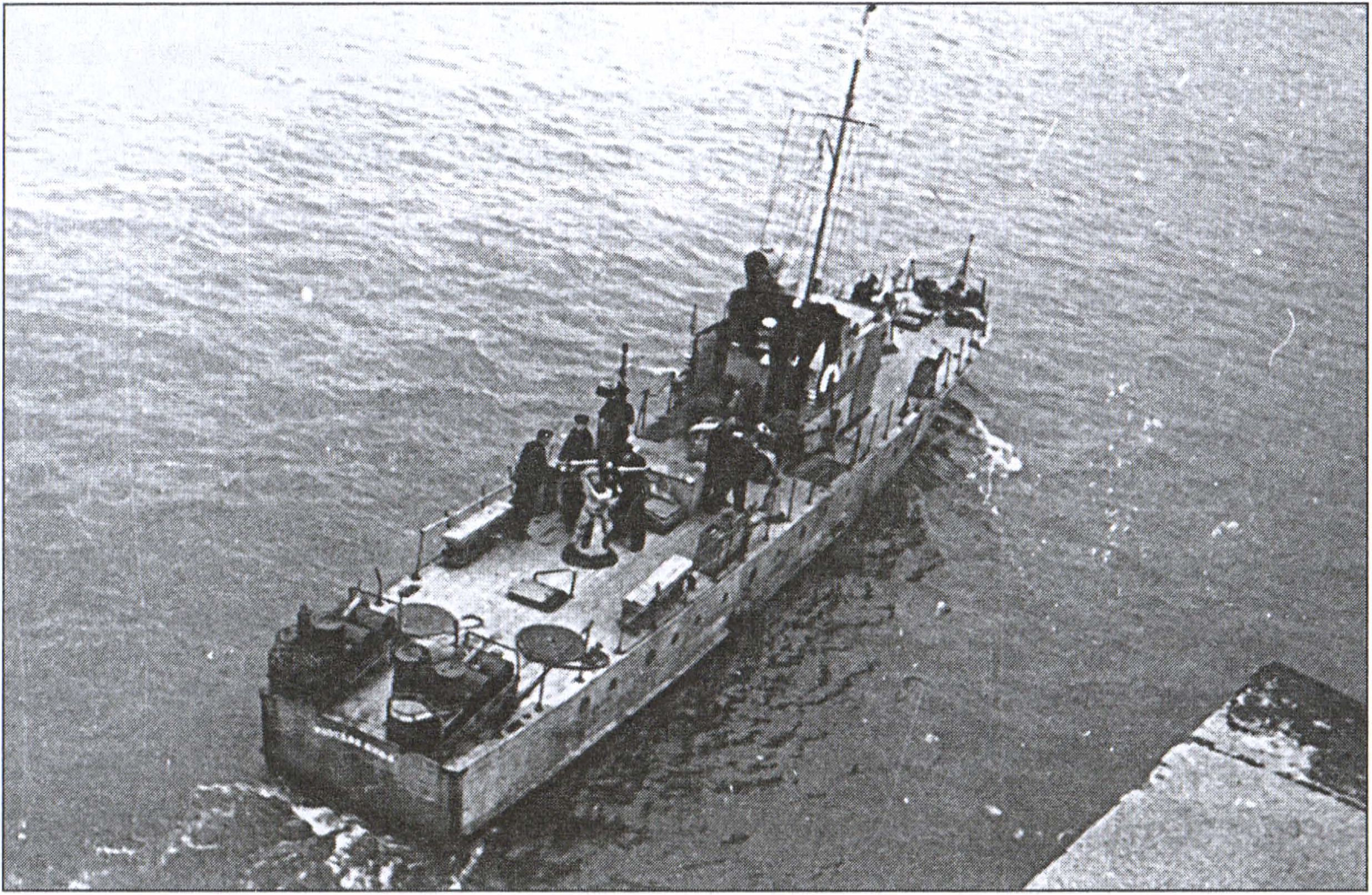 Малый охотник СКА-014 «Морская душа». Этот катер во время операции находился в ремонте. Благодаря удачному ракурсу видно стандартное вооружение катера типа МО-IV — две 45-мм полуавтоматические пушки 21 К и два пулемета ДШК. Многие малые охотники к ноябрю 1943 года имели дополнительную автоматическую пушку (в основном 20-мм «эрликон») Малый охотник СКА-014 «Морская душа». Этот катер во время операции находился в ремонте. Благодаря удачному ракурсу видно стандартное вооружение катера типа МО-IV — две 45-мм полуавтоматические пушки 21 К и два пулемета ДШК. Многие малые охотники к ноябрю 1943 года имели дополнительную автоматическую пушку (в основном 20-мм «эрликон»)