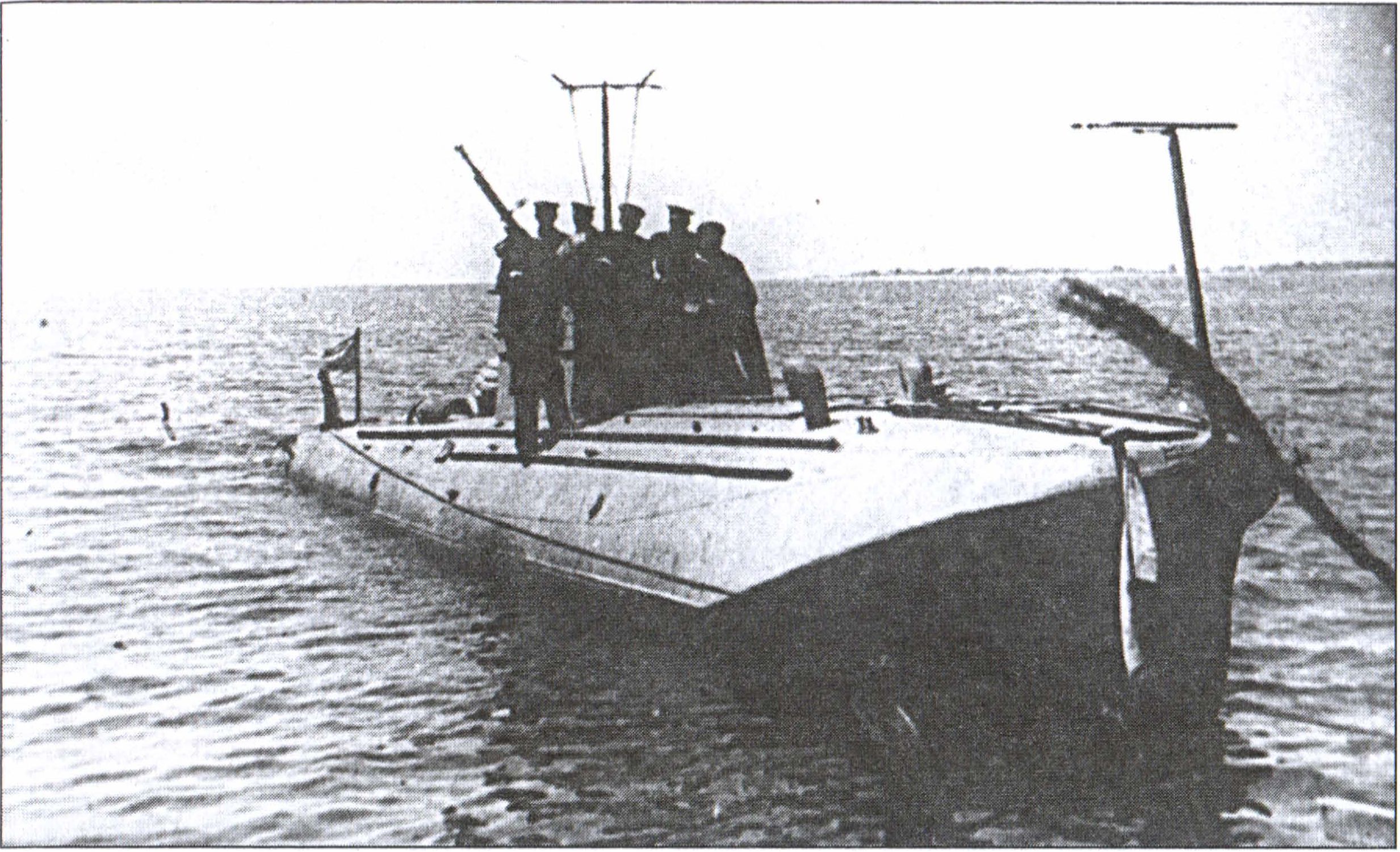 Торпедный катер типа Г-5 с одним ДШК. В ходе операции многие катера имели второй ДШК или 20-мм авиапушку ШВАК. Но они заметно снижали остойчивость катера, поэтому один ДШК, особенно в плохую погоду, перед боевым выходом часто оставляли на берегу Торпедный катер типа Г-5 с одним ДШК. В ходе операции многие катера имели второй ДШК или 20-мм авиапушку ШВАК. Но они заметно снижали остойчивость катера, поэтому один ДШК, особенно в плохую погоду, перед боевым выходом часто оставляли на берегу