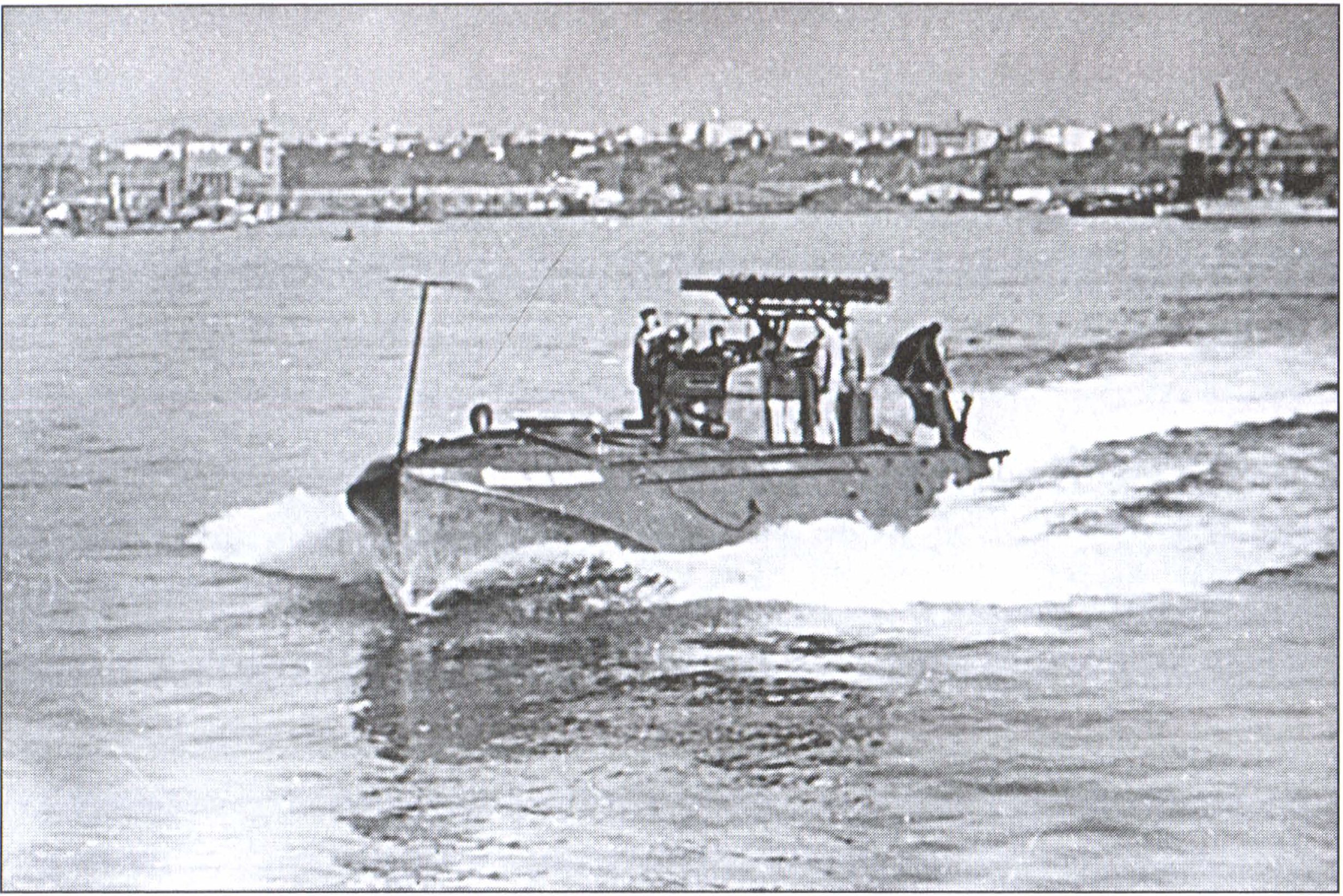 «Артиллерийский» катер типа Г-5 (с реактивной установкой 8 М-8) АКА-106 «Московский ремесленник» (с февраля 1944 года ТК-412), активный участник операции. Здесь он снят уже в 1944 году в Сулине «Артиллерийский» катер типа Г-5 (с реактивной установкой 8 М-8) АКА-106 «Московский ремесленник» (с февраля 1944 года ТК-412), активный участник операции. Здесь он снят уже в 1944 году в Сулине