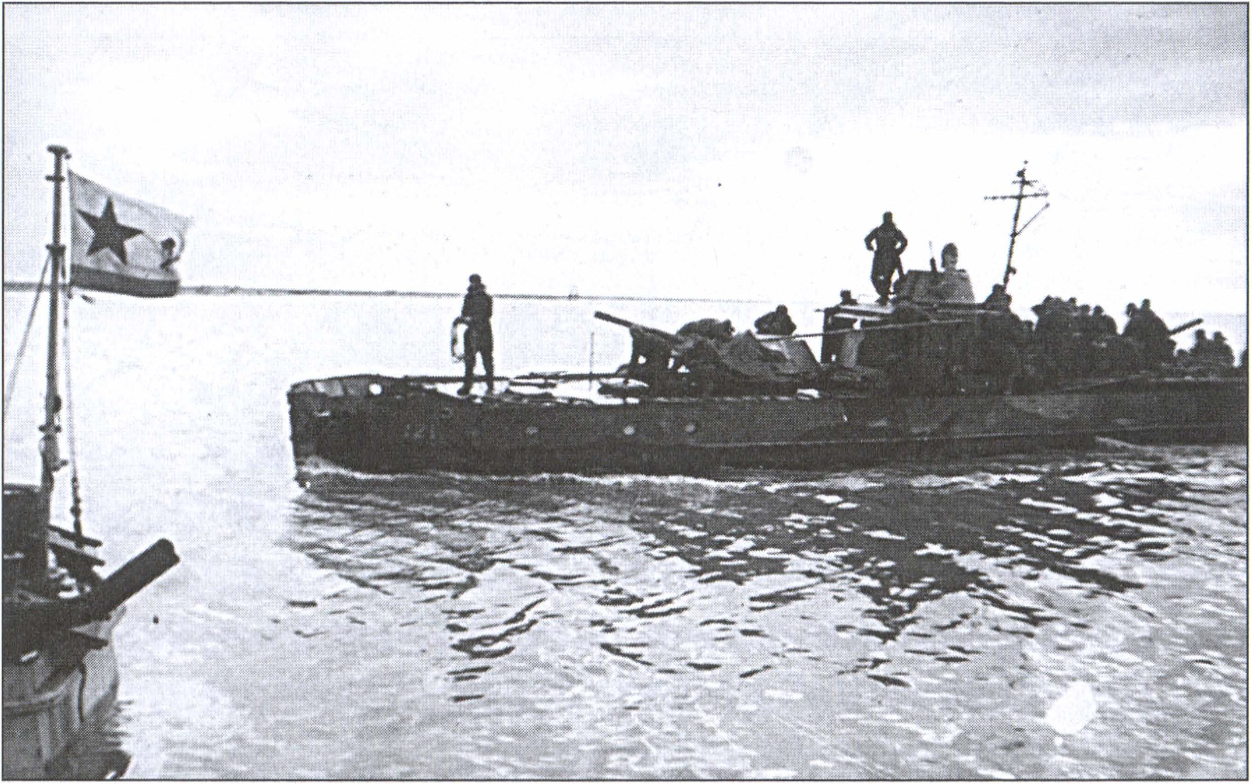 Бронекатер проекта 1124 БКА-121 из состава Азовской флотилии, активный участник операции. Видно стандартное вооружение катеров этого проекта — два 76,2-мм орудия в танковых башнях и башенка ДШКМ-2Б с двумя пулеметами ДШК Бронекатер проекта 1124 БКА-121 из состава Азовской флотилии, активный участник операции. Видно стандартное вооружение катеров этого проекта — два 76,2-мм орудия в танковых башнях и башенка ДШКМ-2Б с двумя пулеметами ДШК