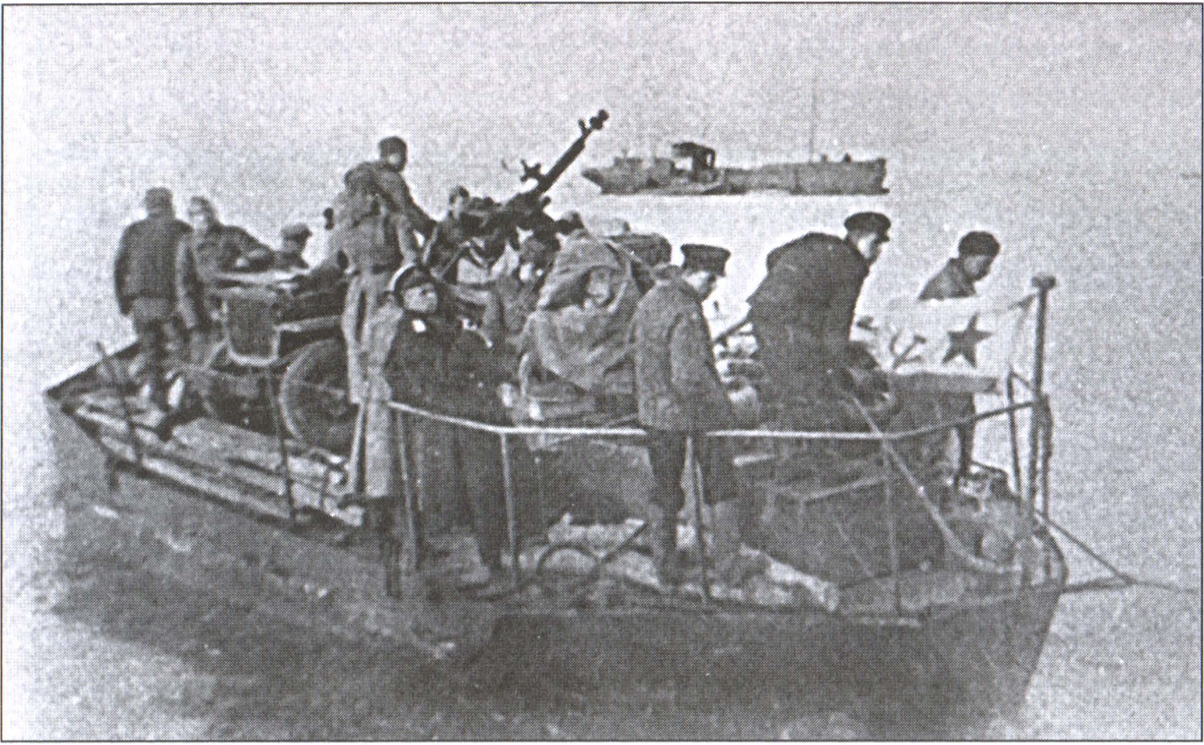 Десантный тендер на переправе коса Чушка — Еникальский полуостров. Переброшенные с Ладоги тендеры оказались очень полезны и фактически заменили десантные боты, основная масса которых погибла в первые дни операции Десантный тендер на переправе коса Чушка — Еникальский полуостров. Переброшенные с Ладоги тендеры оказались очень полезны и фактически заменили десантные боты, основная масса которых погибла в первые дни операции