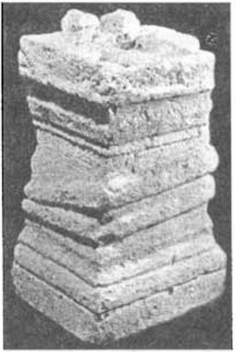 Известняковый алтарь, обвитый змеями, из Херсонеса. Первые века н. э