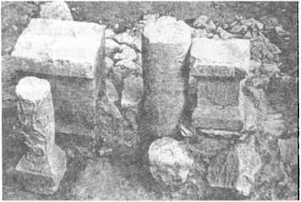 Фрагменты колонн, алтари и постамент статуи Геркулеса в культовом комплексе на территории Балаклавы. Фото 1996 г