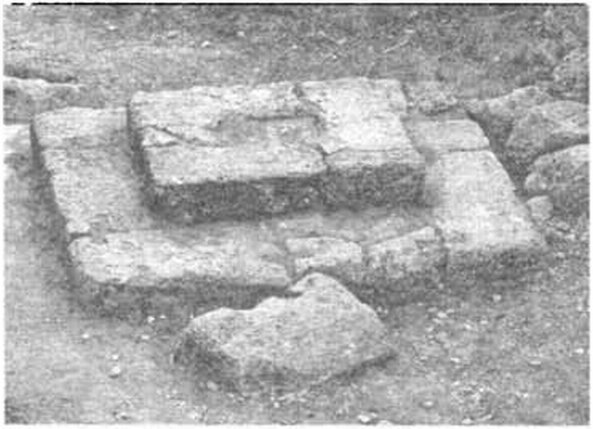 Ступенчатое основание для установки стелы над могилой у городских ворот Херсонеса Ступенчатое основание для установки стелы над могилой у городских ворот Херсонеса