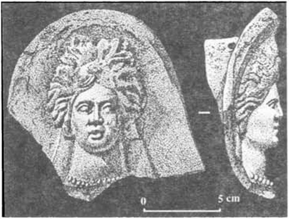 Терракотовая протома Коры-Персефоны из раскопок у с. Песчаного в Северо-Западной Таврике (по С.А. Коваленко) Терракотовая протома Коры-Персефоны из раскопок у с. Песчаного в Северо-Западной Таврике (по С.А. Коваленко)