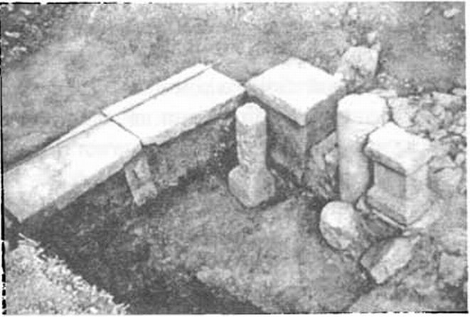 Культовый комплекс на территории современной Балаклавы. Фото 1996 г Культовый комплекс на территории современной Балаклавы. Фото 1996 г