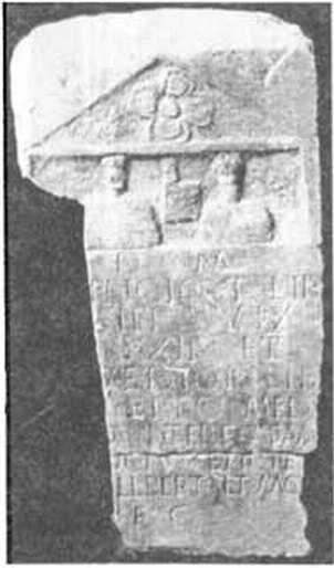 Надгробие вольноотпущенников, убитых таврами, из Херсонеса Надгробие вольноотпущенников, убитых таврами, из Херсонеса