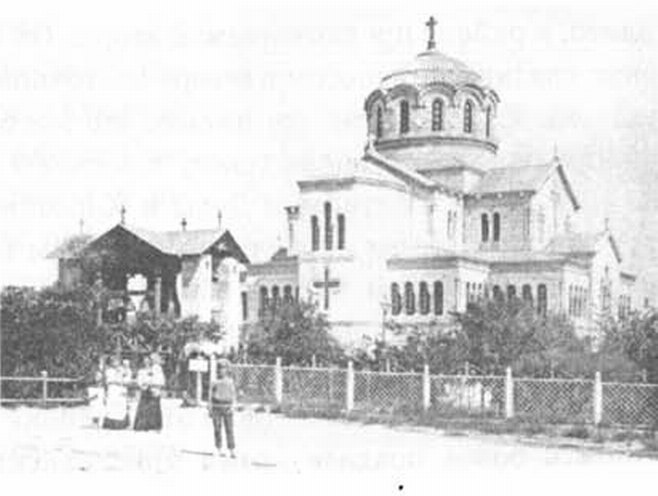 Собор св. Владимира и колокол, построенные на месте предполагаемого акрополя Херсонеса. Фото начала XX в