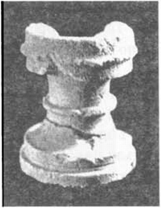 Известняковый алтарь цилиндрической формы с профилированным карнизом и базой из Херсонеса