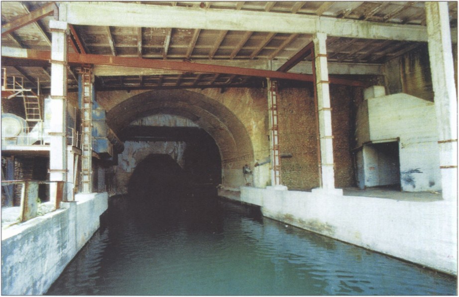 Вход в подземный завод по ремонту субмарин. 2000 г