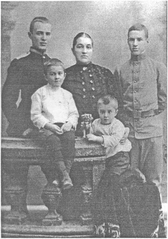 Феодосьева с сыновьями. Фото нач. XX в