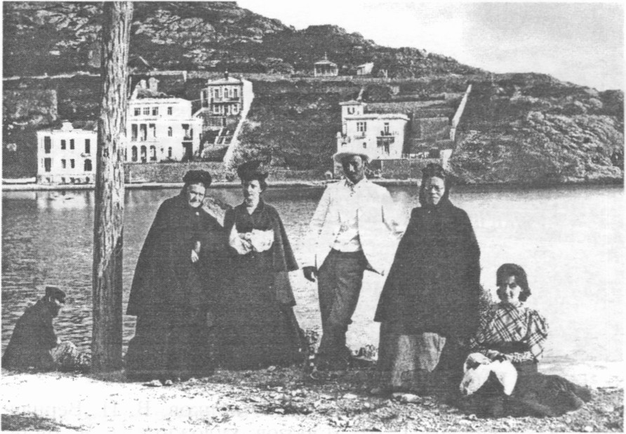 Балаклавские жители на западном берегу бухты