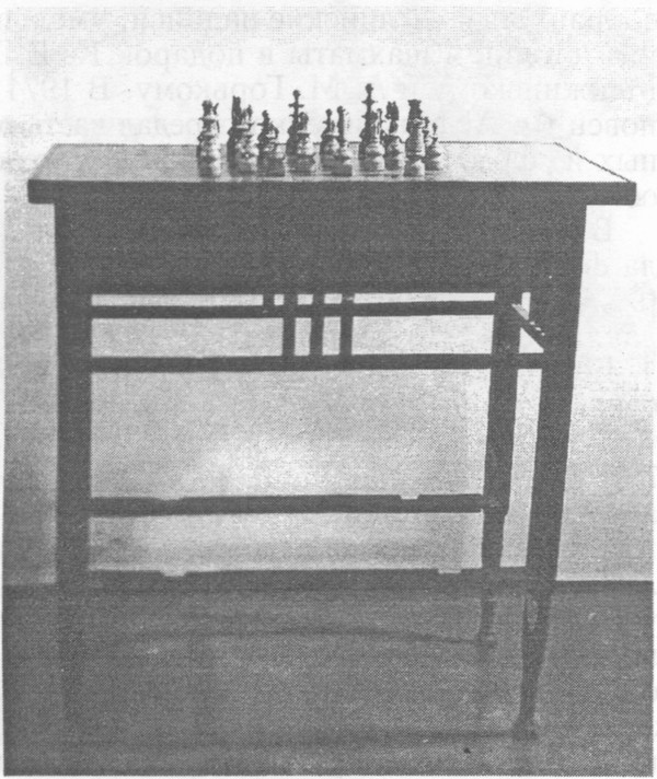 Шахматный столик и шахматы, сделанные из мачты парохода «Принц»