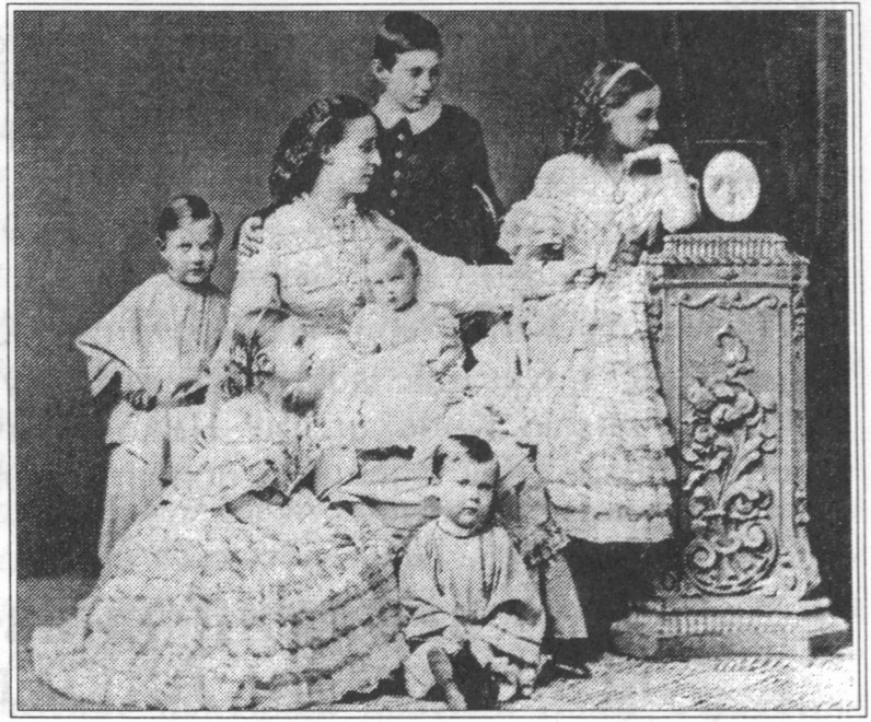 Великая княгиня Александра Иосифовна с детьми