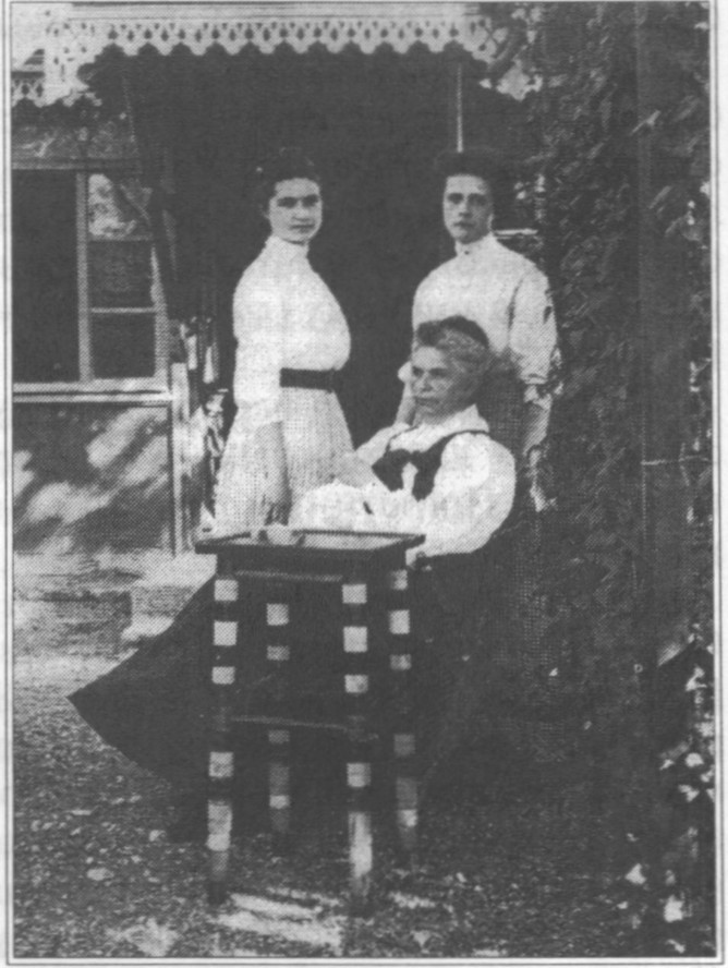 Последние владельцы Бурлюка: А.Н. Кази, урожд. Беловодская (сидит), К.С. Сапожникова, урожд. Кази (стоит справа) и М.С. Андреева, урожд. Кази Последние владельцы Бурлюка: А.Н. Кази, урожд. Беловодская (сидит), К.С. Сапожникова, урожд. Кази (стоит справа) и М.С. Андреева, урожд. Кази