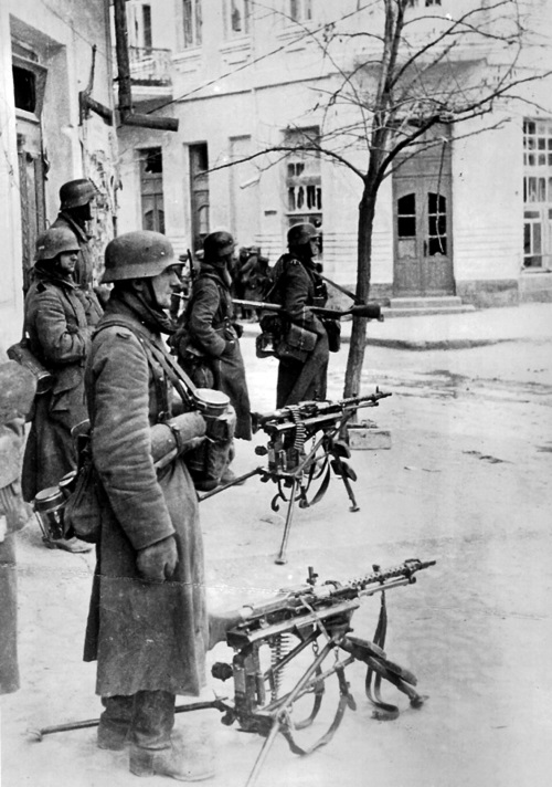 Немецкие солдаты на улице Феодосии