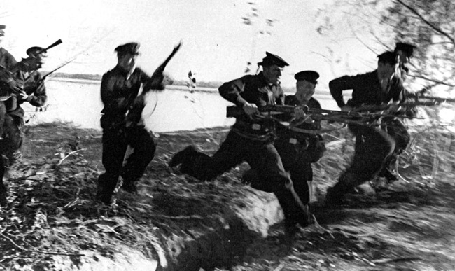 Атака морских пехотинцев во время высадки десанта в Евпаторию