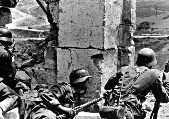 Немецкая пехота во время боев в Севастополе