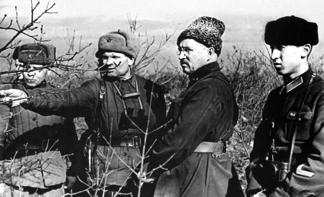 Генерал-майор И.Е. Петров и командир 345-й стрелковой дивизии полковник Н.О. Гудзь
