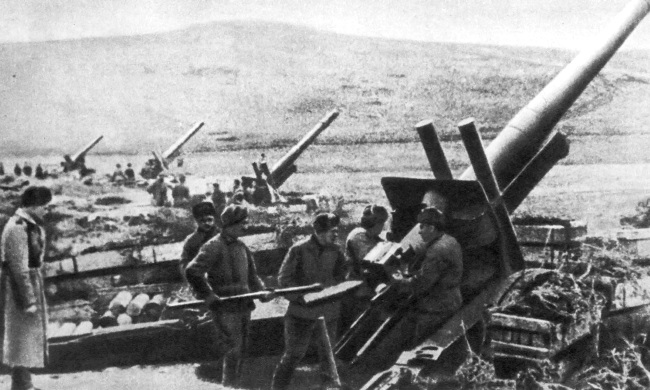 Советская артиллерия ведёт огонь по вражеским укреплениям в Крыму. 4-й Украинский фронт. 1944 г.