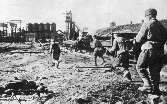 Бойцы 16-го стрелкового корпуса атакуют опорный пункт противника на территории металлургического завода в Керчи. Отдельная Приморская армия 11 апреля 1944 г.