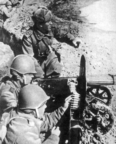 Пулемётчики перед атакой перекопских позиций противника. 4-й Украинский фронт. 8 апреля 1944 г.