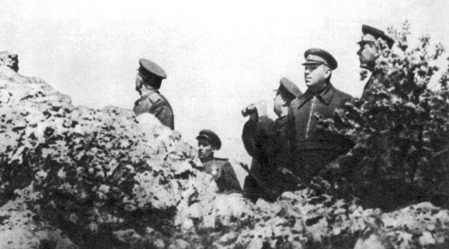 Представитель Ставки Верховного Главнокомандования, начальник Генерального штаба Красной Армии А.М. Василевский (второй справа) и командующий 4-м Украинским фронтом Ф.И. Толбухин (третий справа) наблюдают за ходом боевых действий на подступах к Севастополю. 7 мая 1944 г.