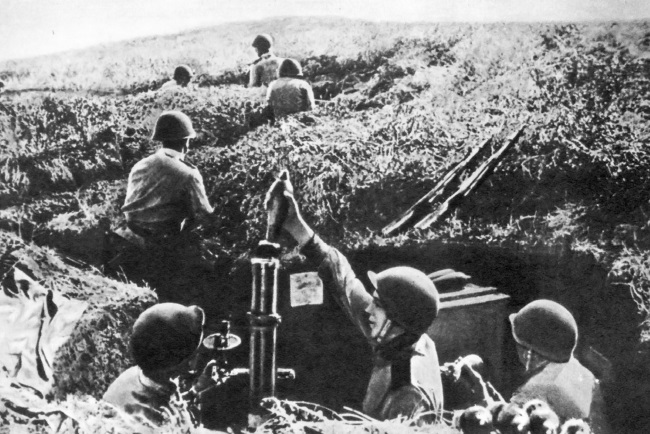 Миномётчики поддерживают пехотинцев, штурмующих Сапун-гору. 4-й Украинский фронт 8 мая 1944 г.