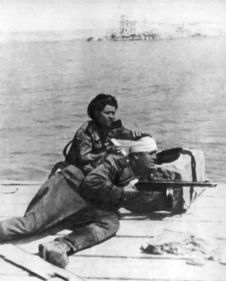 Помощь раненому в бою за Севастополь. 9 мая 1944 г.