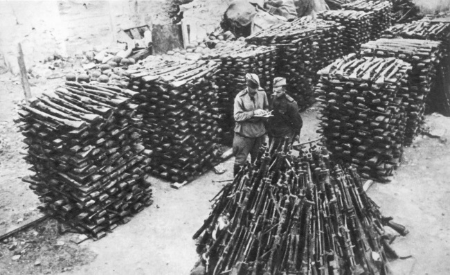 Стрелковое оружие врага, захваченное советскими войсками в ходе Крымской операции. Май 1944 г.