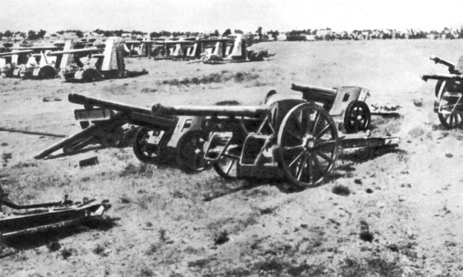 Вражеская артиллерия, захваченная советскими войсками в ходе Крымской операции. Май 1944 г.