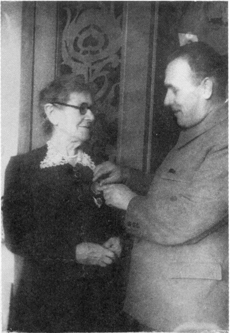 Вручение М.П. Чеховой ордена Трудового Красного Знамени Вручение М.П. Чеховой ордена Трудового Красного Знамени