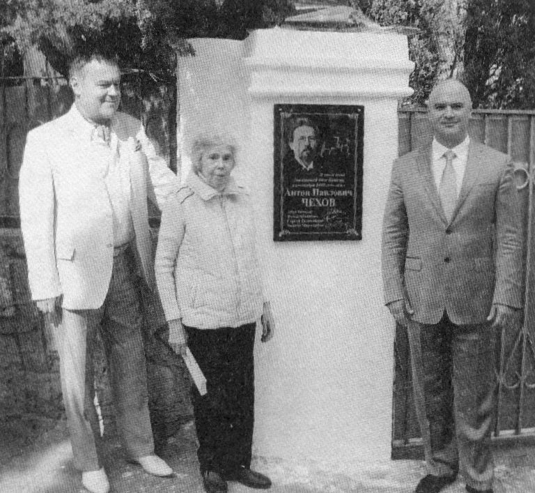 Открытие памятной доски на Набережной (бывш. дача Бушева), посвящённой переезду А.П. Чехова в 1898 году в Ялту на постоянное место жительства. Слева направо: С.С. Цыганков, А.В. Ханило, мэр Ялты С.Ф. Илаш. 2013 г. Открытие памятной доски на Набережной (бывш. дача Бушева), посвящённой переезду А.П. Чехова в 1898 году в Ялту на постоянное место жительства. Слева направо: С.С. Цыганков, А.В. Ханило, мэр Ялты С.Ф. Илаш. 2013 г.